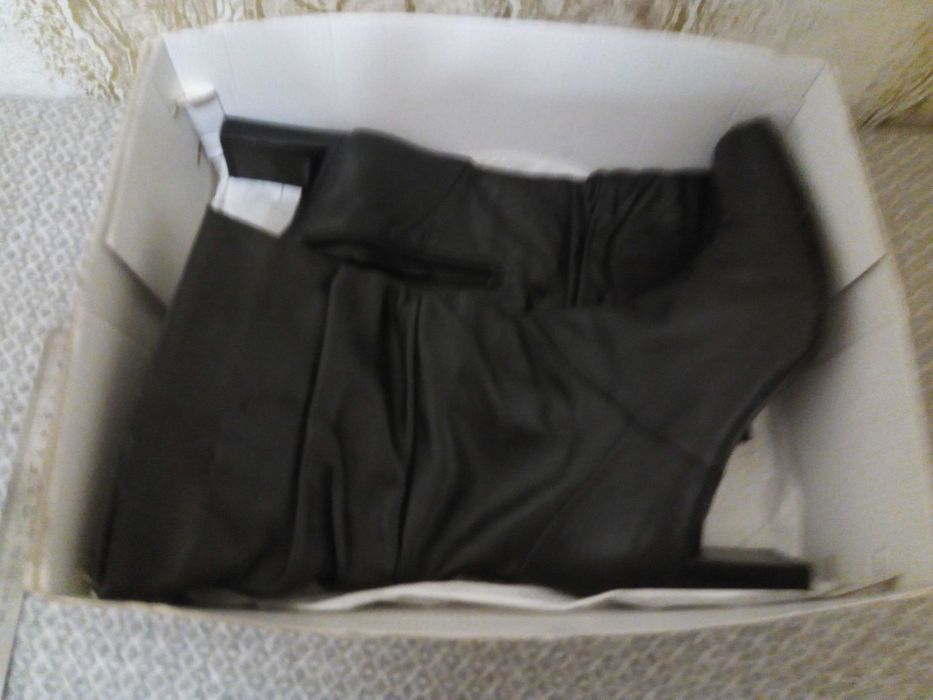 Продам  гарні  нові з  натуральної  шкіри  чобітки