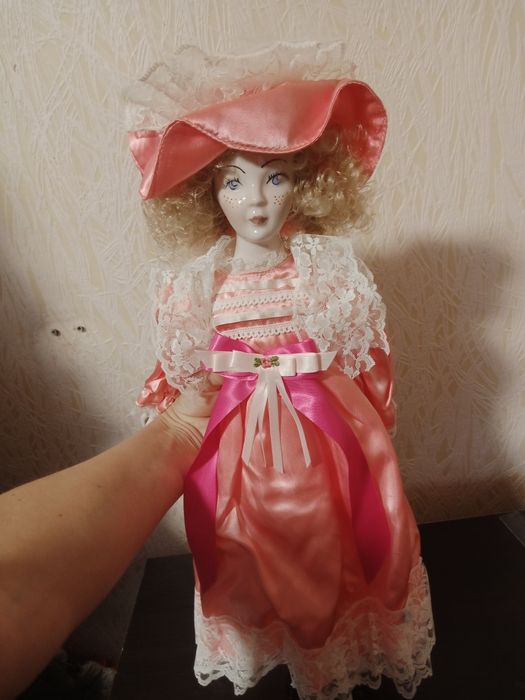 Кукла фарфоровая