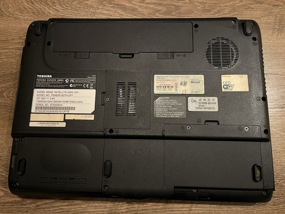 Computador portátil Toshiba A200-1EK a funcionar