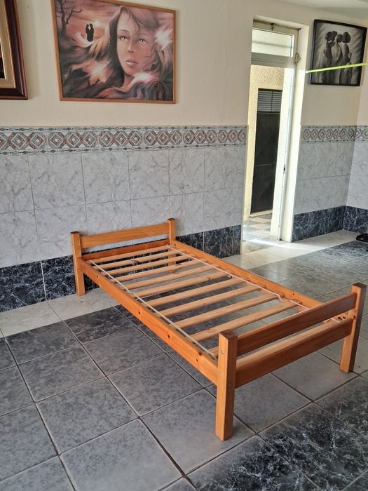 Cama de solteiro madeira pinho com colchão.