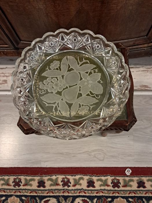 Mam do sprzedania piękny talerz na owoce