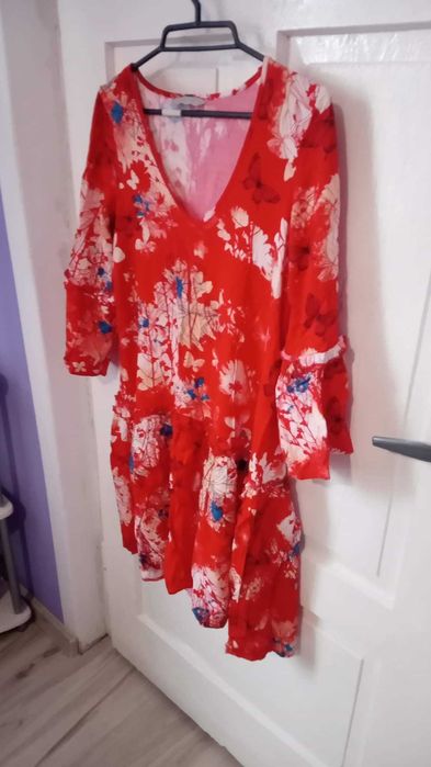 Sukienka czerwień kwiaty