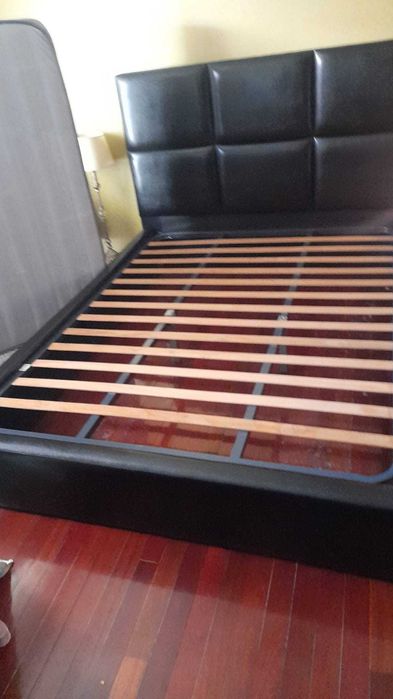 Quarto completo de casal - Cama, estrado, colchão, 2 mesinhas de cabeceira, camiseiro e candeeiros - Baixa de preços