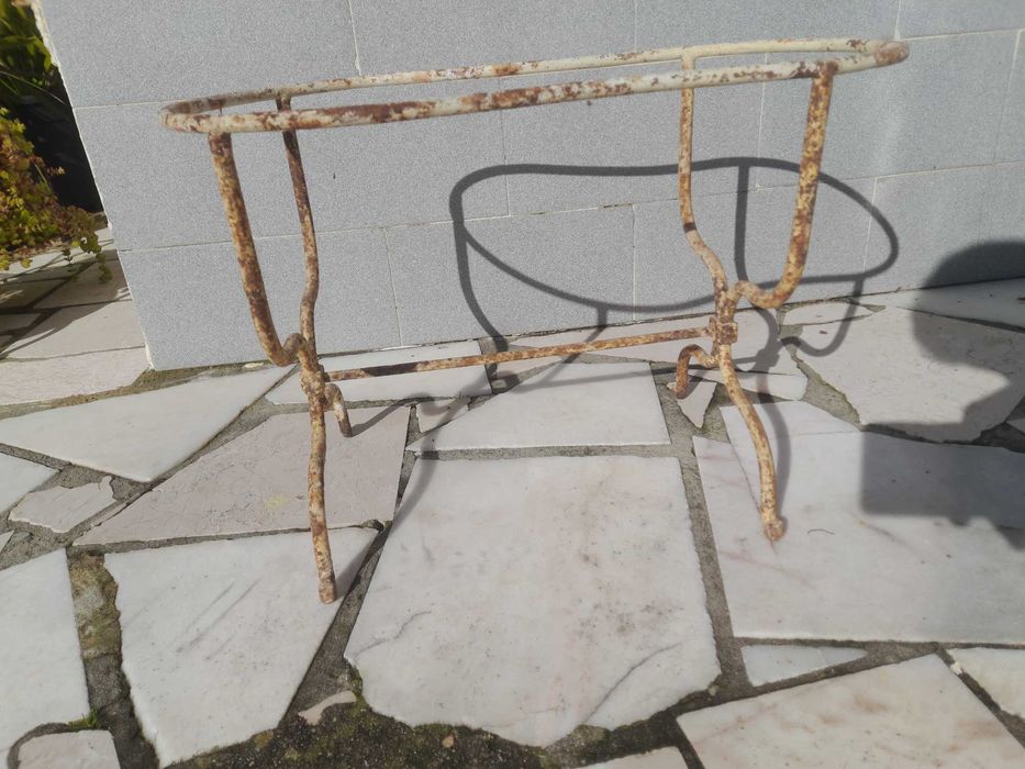 Bidé Antigo em Esmalte com Base de Ferro