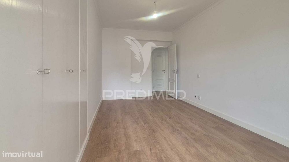 Apartamento T3 totalmente remodelado, situado na prestigiada Estrad...