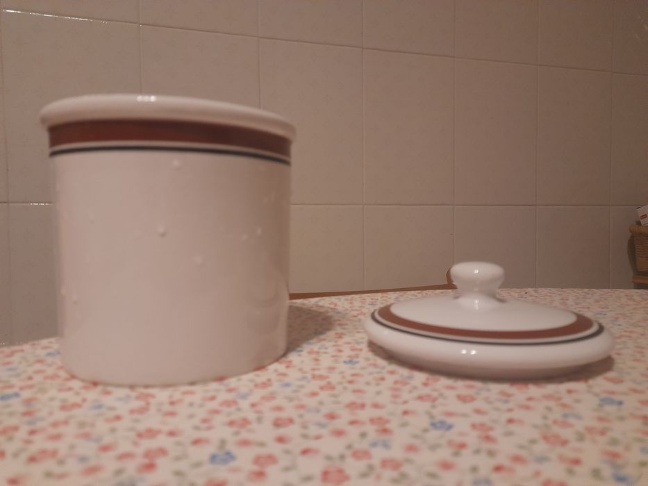Pote de RB Alcobaça numerado com tampa em cerâmica.