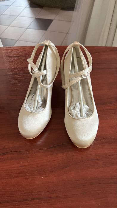 Buty satynowe ecru na koturnie do ślubu i nie tylko