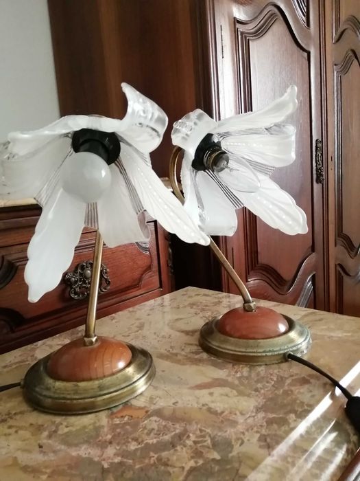 Candeeiro teto e mesa de cabeceira