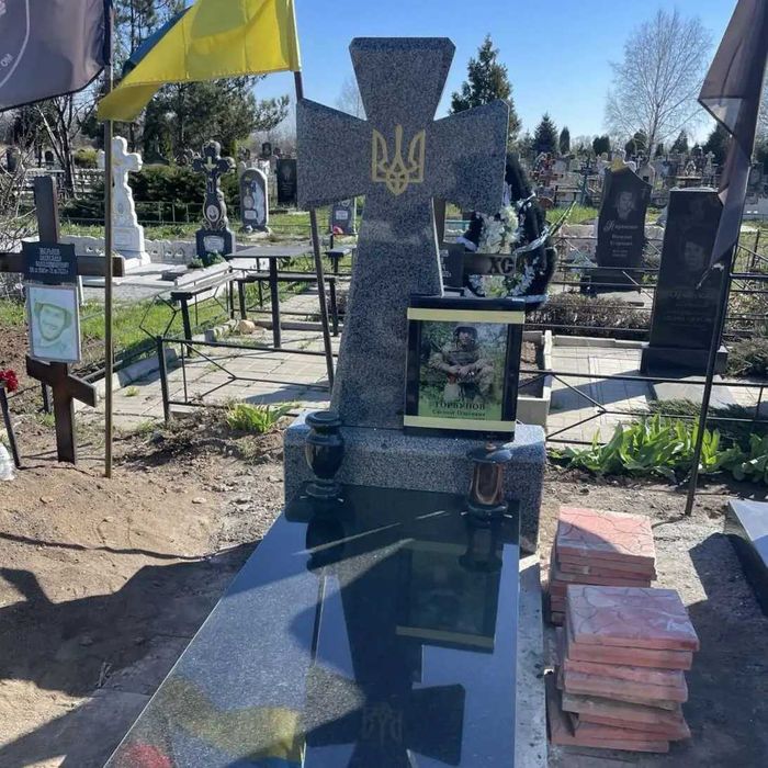 Надгробок дерев'яний. Квітник. Флагшток. Кольоровий щебінь