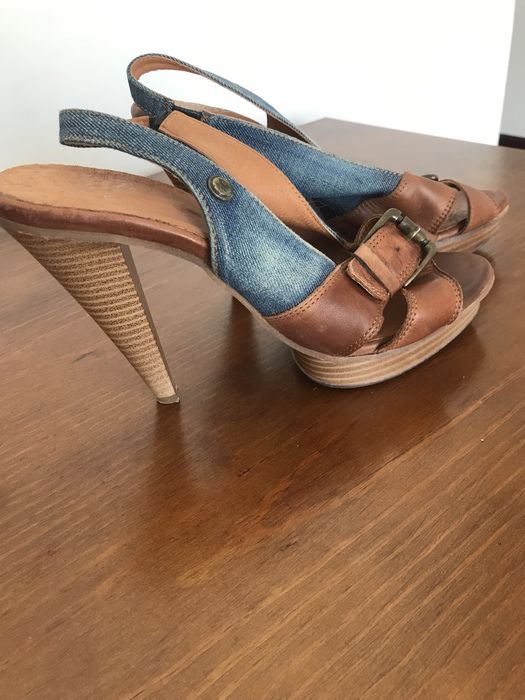 Sandálias em pele, marca Salsa