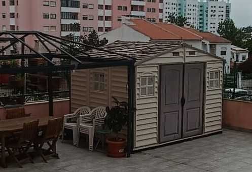 Abrigo de jardim PVC, Duramax com 2,40Px3,20Lx2,30A metros, bege e castanho (chão + barrotes madeira incluídos)