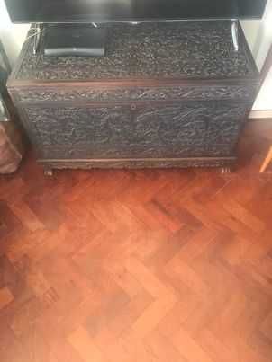 Arca antiga em pau preto