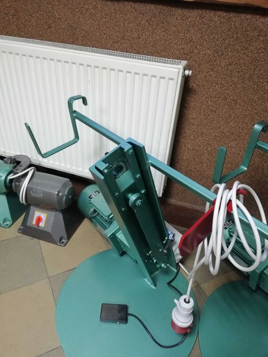 Nożyca do cięcia wąsów choinkowych. Choinka sztuczna, stroik .Gilotyna