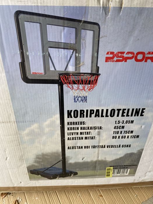 Tablica z wysięgnikiem do gry w kosza