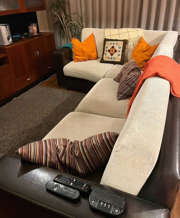 Sofás de canto (com cama divã  integrada) + mesa de centro (Paços de Ferreira)