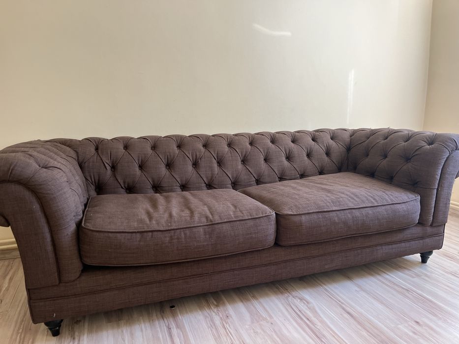 Brązowa sofa pikowana