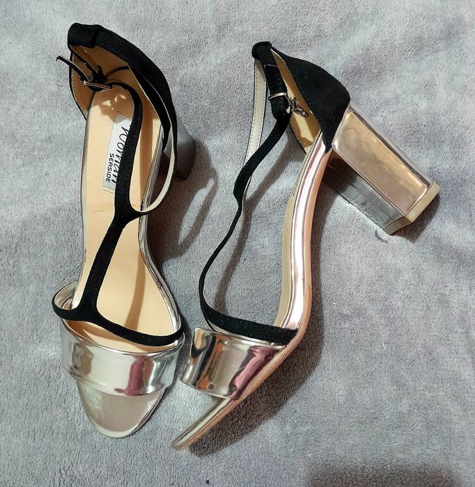 Sandalias prateadas em excelente estado