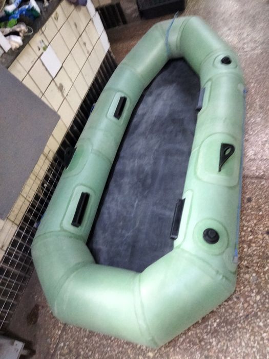 Лодка резиновая.