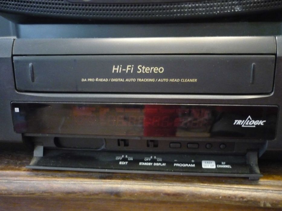 SONY televisor CRT 12" e leitor VHS para despachar