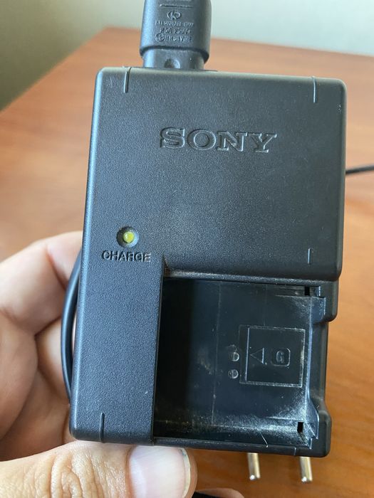 Зарядний пристрій Sony BC-CSGC