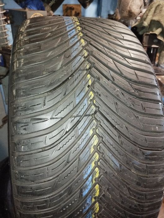 Одна всесезонна шина Maxxis 275/35/20