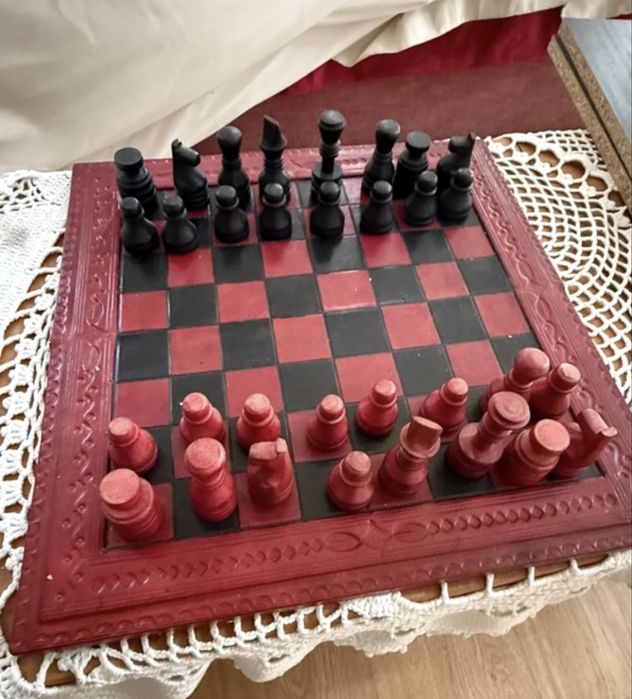 Jogo de Xadrez Vintage em Madeira com Moldura em Couro Trabalhado