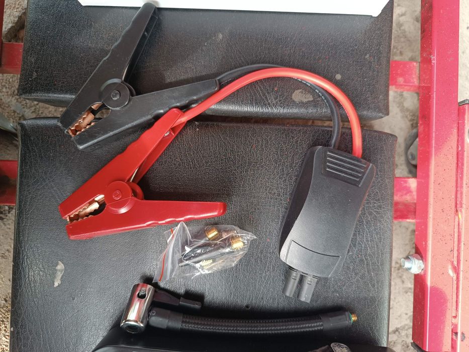 Booster rozruchowy JUMP STARTER 500A Z KOMPRESOREM 99800mAh