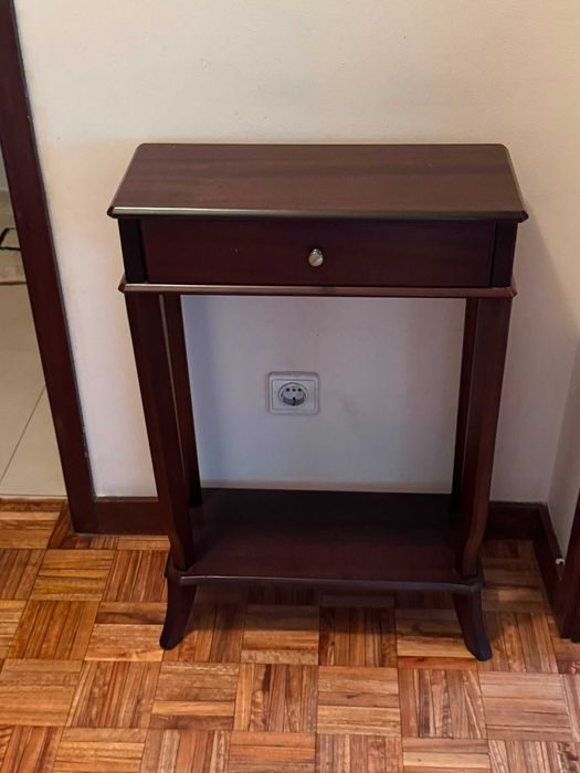 Conjunto de mobiliário em madeira maciça, excelente estado, ideal para moradia ou casa clássica.