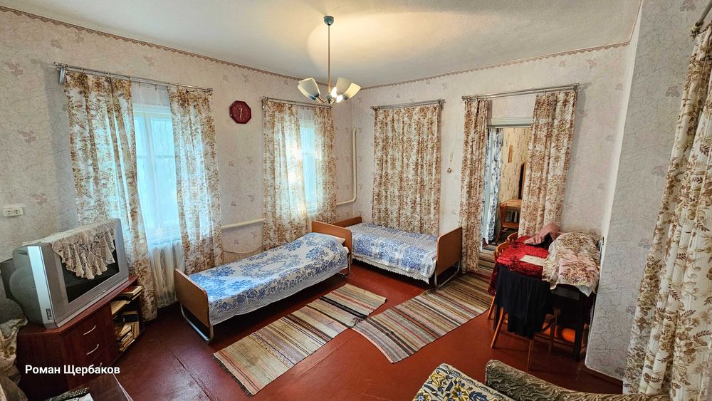 Будинок в селі з газом, пічкою, свердловиною, гарна земельна ділянка
