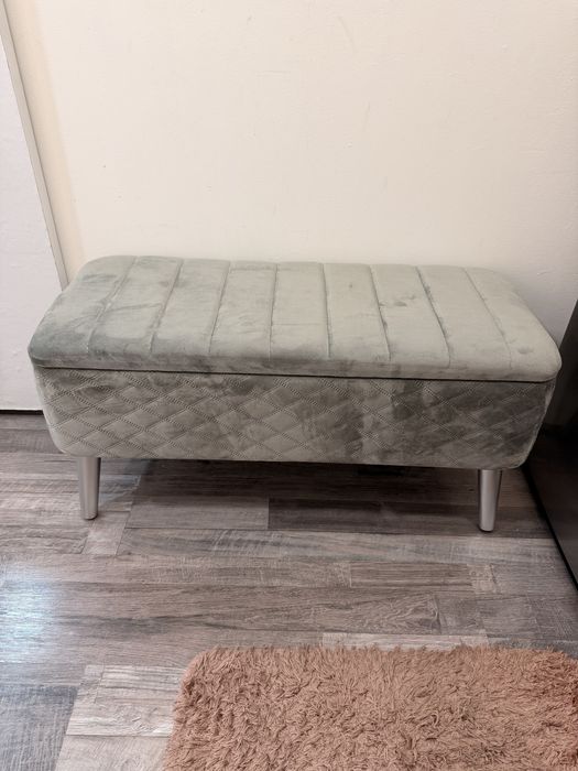 Sofa cinza com arrumação