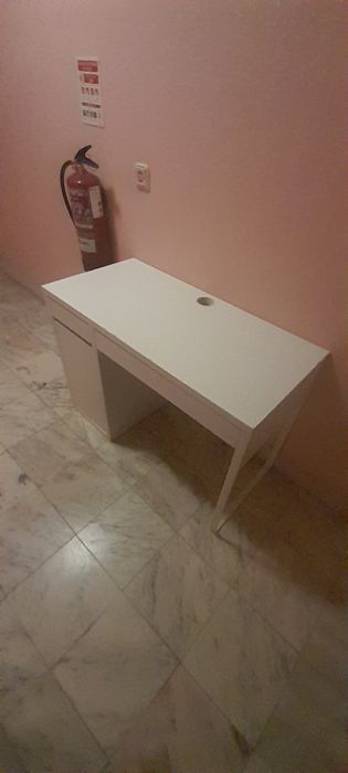 Secretária com gavetas