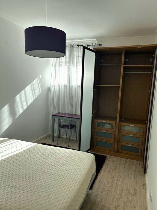 Quarto mobilado na Amadora