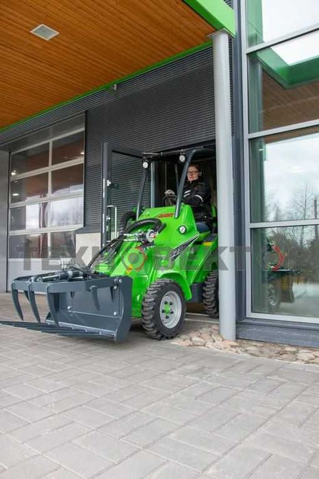 Навантажувач трактор Avant 423 для комунальних задач