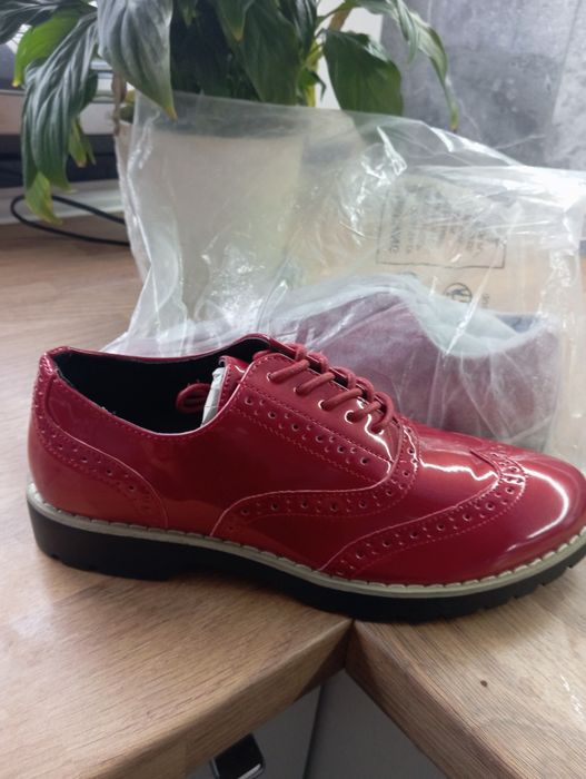 Buty typu Oxford z czerwonej lakierowanej skóry