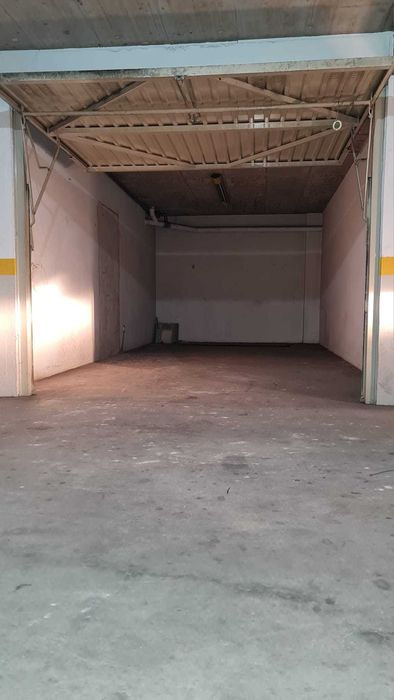 ERE7 - Garagem grande para arrendamento