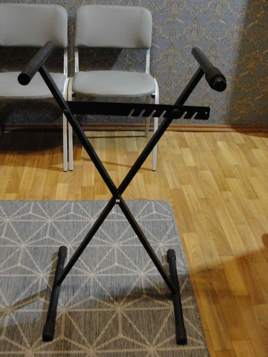 Стійки під синтезатор, ноутбук, мікшер а також акустику