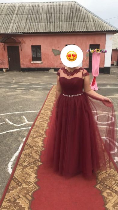 Випускна сукня одягалась оин раз