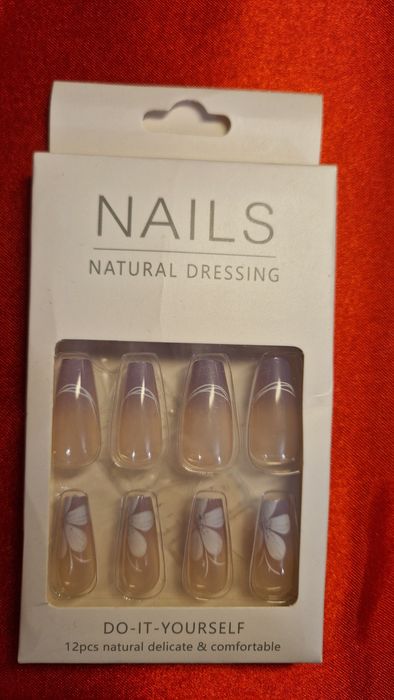 Tipsy sztuczne paznokcie