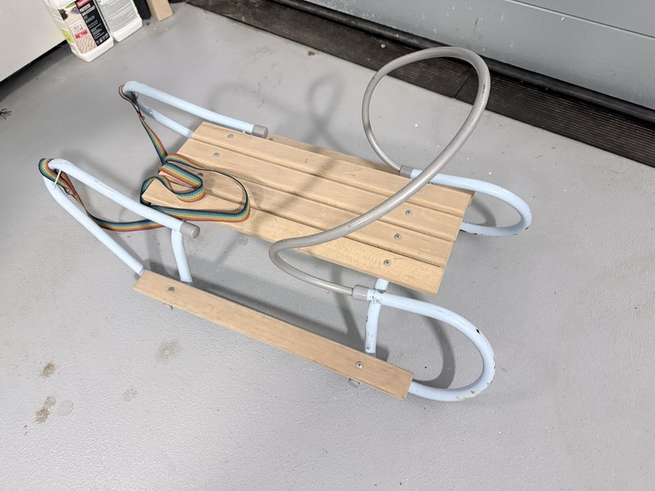 Sanki metalowe z oparciem