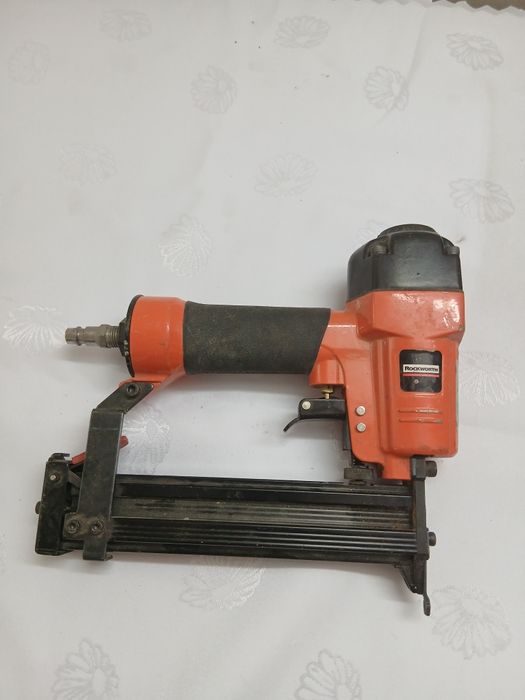 Pistolet pneunatyczny na gwozdzie zszywki