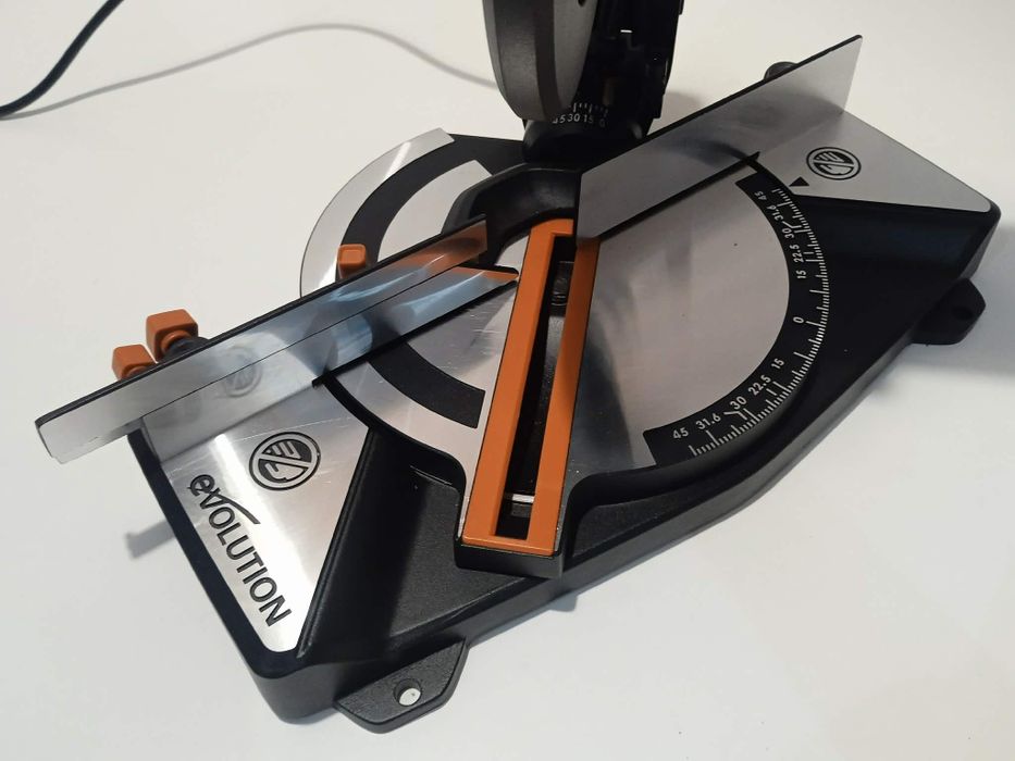 Piła ukośnica Evolution R210CMS 210mm 1200W
Stan bardzo dobry, małe śl