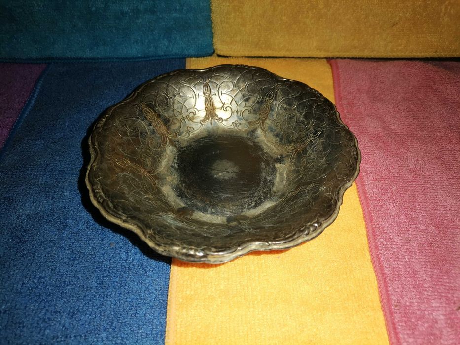 Cesto pequeno em metal cor de prata