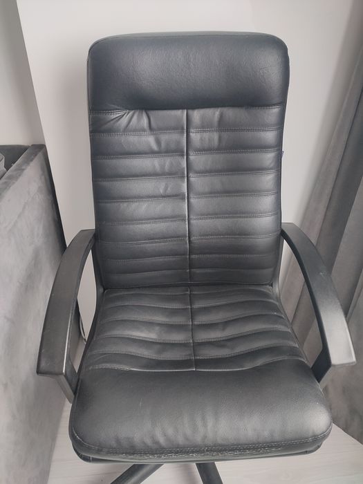 Офісне крісло в нормальному стані