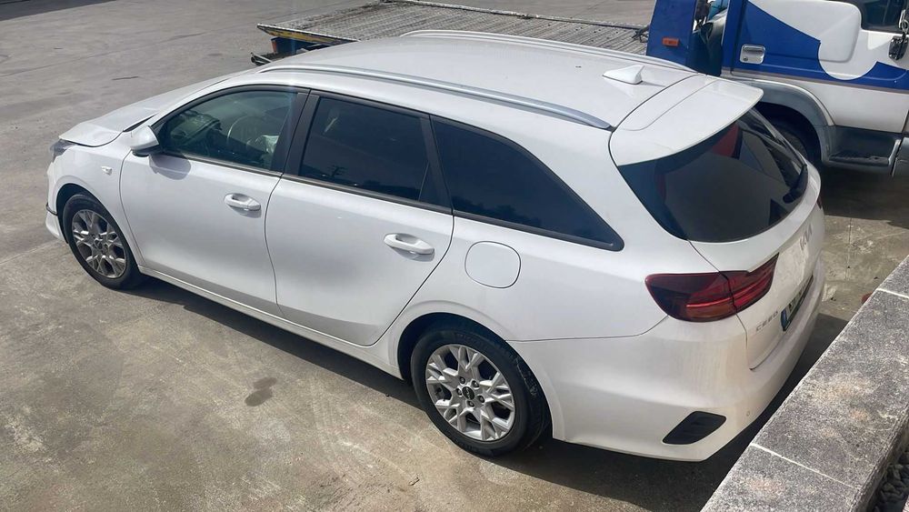 Kia Ceed SW 1.6CRDI de 2023 Salvado