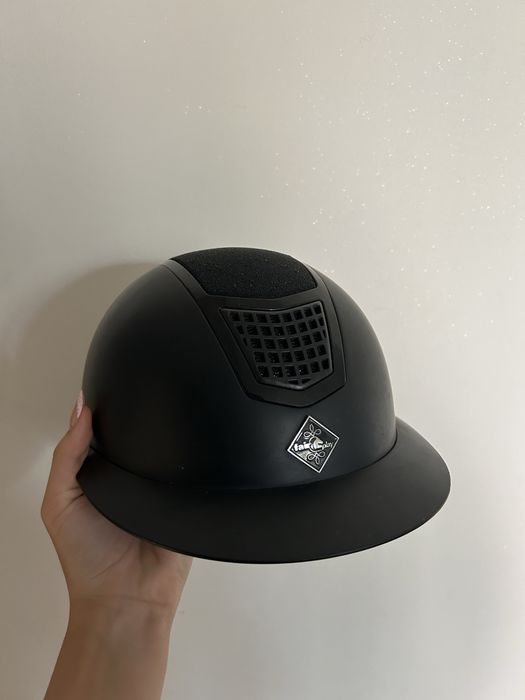 Kask jeździecki QUANTINUM ECLIPSE W-V Fair Play – czarny, szeroki daszek