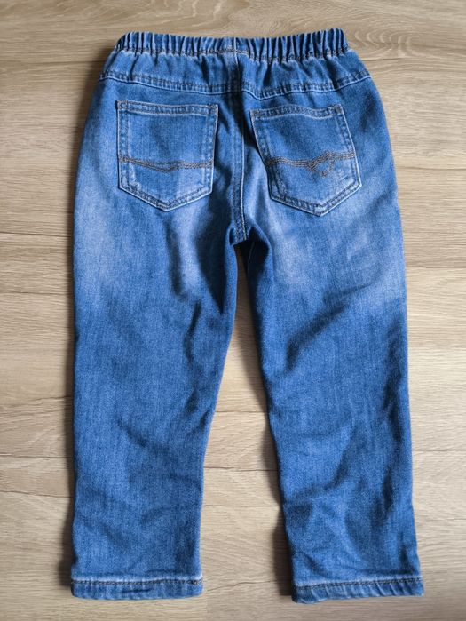 Jeansy next, rozmiar 92, mają sznurek i gumkę w pasie