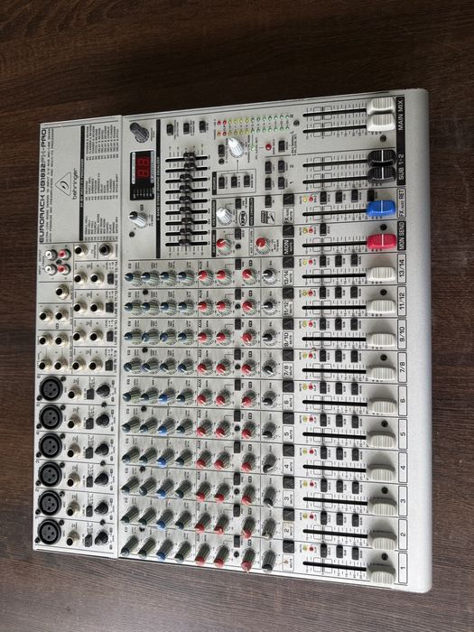 Mikser estradowy Behringer