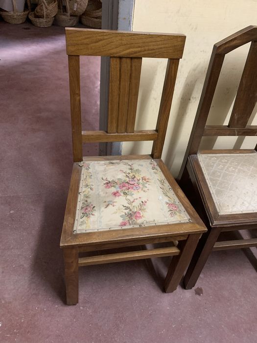 Conjunto de cadeiras antigas