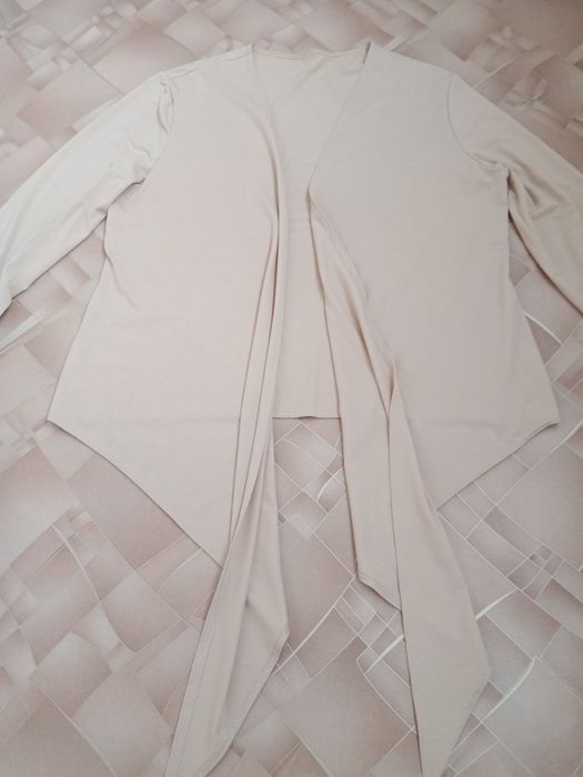 Кофта на завязках,размер 56.Бежевого цвета.