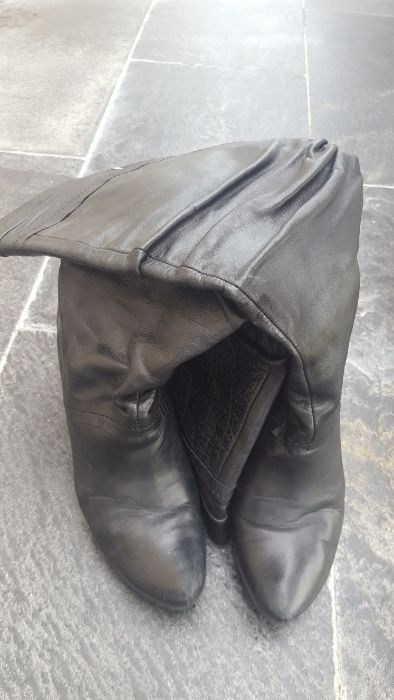 Botas pretas em bom estado